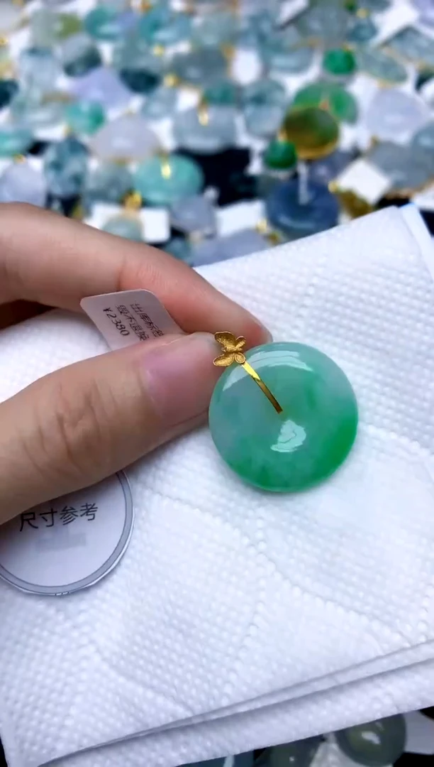 颈饰18K金镶嵌翡翠天然A货翡翠