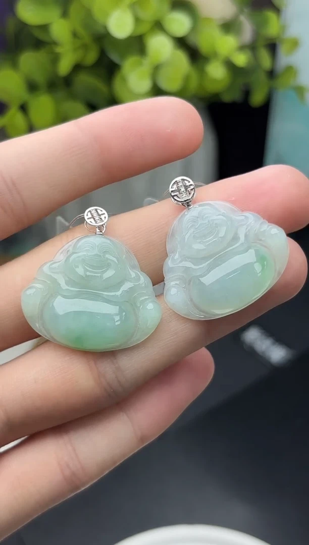 颈饰18K金镶嵌翡翠佛公多样性发一