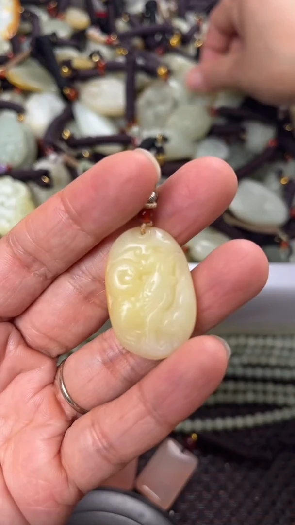 【闪购商品】和田玉颈饰未镶嵌多样性发货没有证书拍一发一有瑕