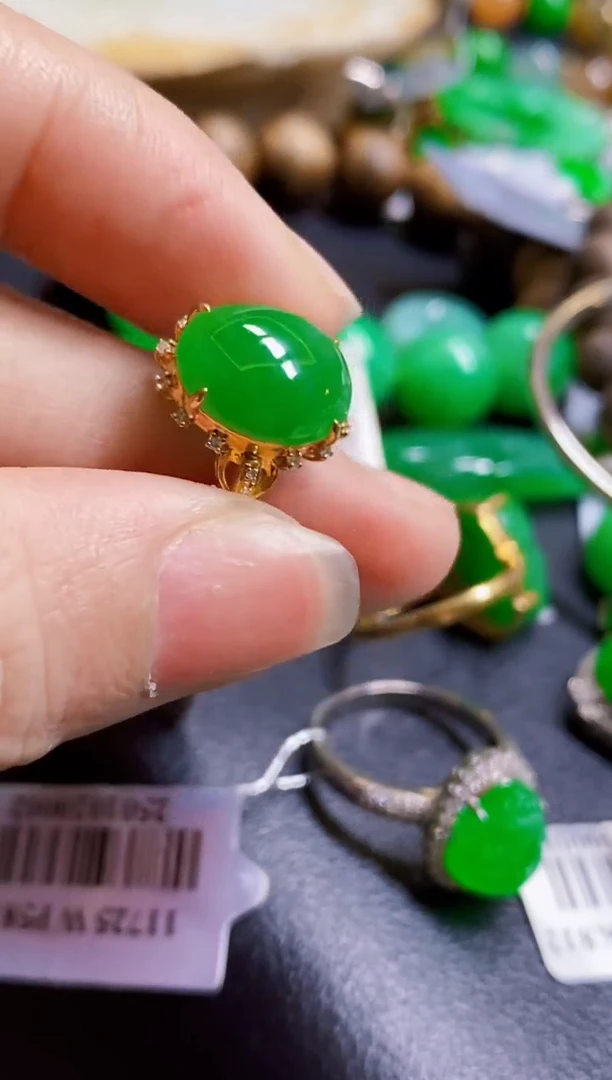 颈饰18K金镶嵌翡翠戒指