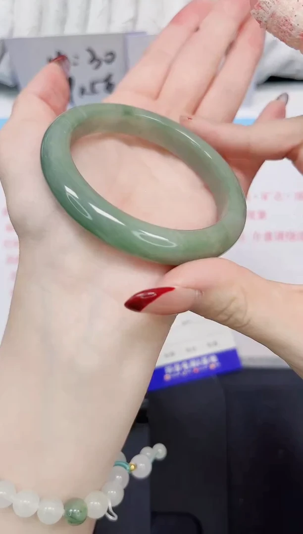 【闪购商品】石英质玉手镯未镶嵌180