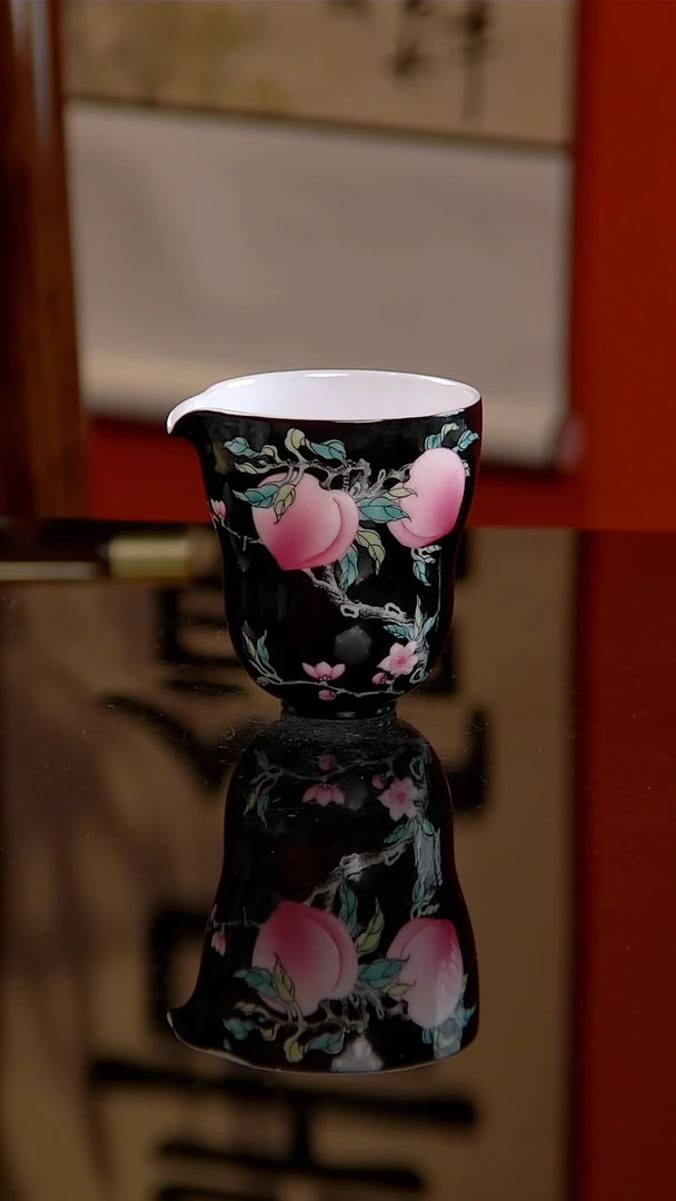 悟陶黑地粉彩三桃葫芦公道杯