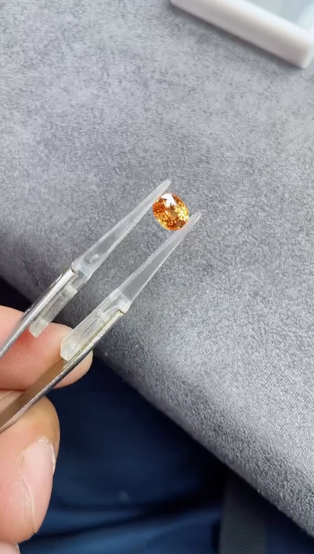 未镶嵌裸石石榴石（芬达石）1.8ct