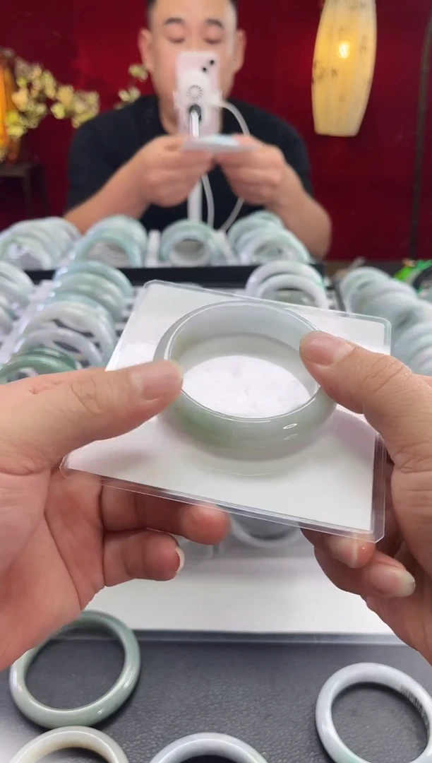 翡翠手镯未镶嵌翡翠  32