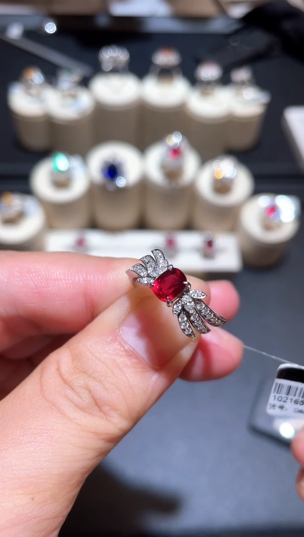 18K金镶嵌戒指红宝石1.07ct