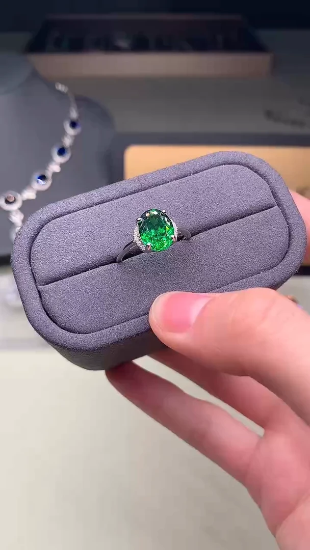 银S925镶嵌戒指石榴石（沙弗莱）·······