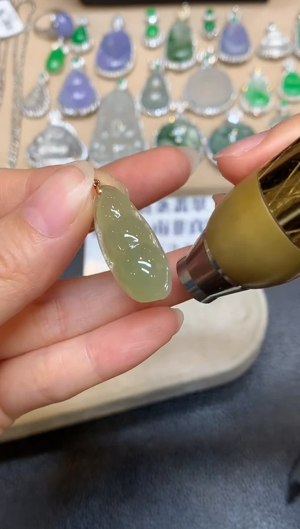 颈饰18K金镶嵌翡翠福豆【无服务费