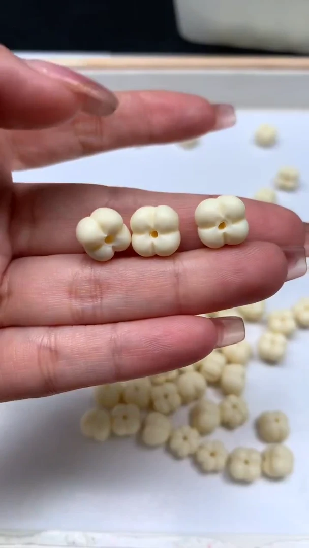 菩提散珠A1761 牙 牙果九尾狐19*13mm3个5.8元