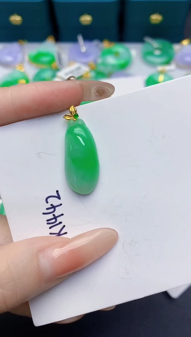 颈饰18K金镶嵌翡翠缅甸天然翡翠A货