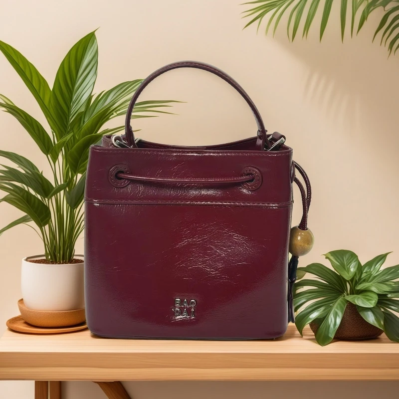 女士包包2025新款韩版简约中年妈妈包时尚百搭大容量斜挎水桶包包