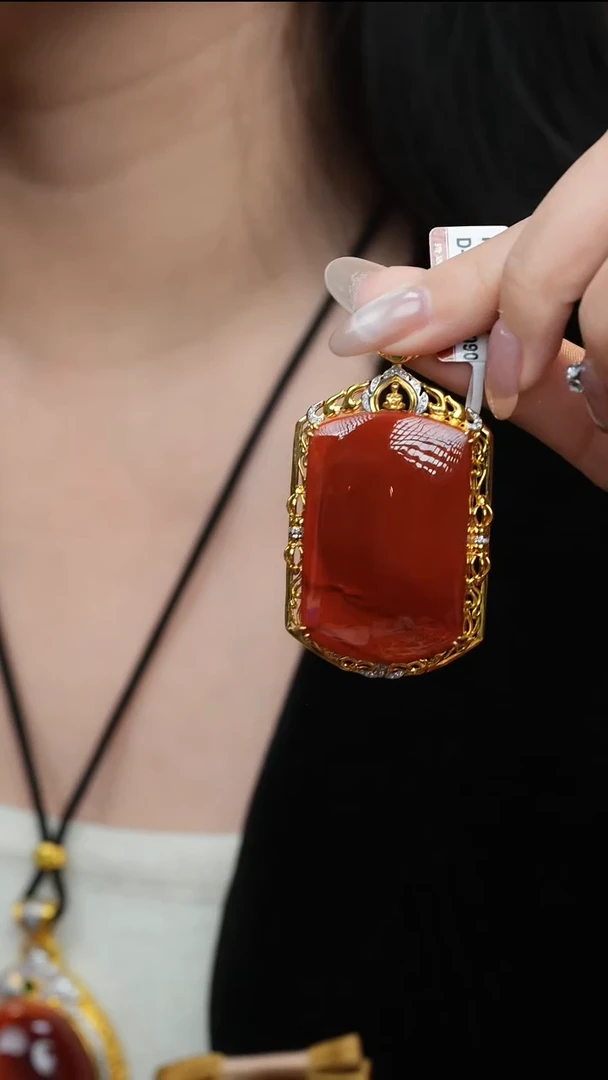 18K金镶嵌吊坠南红玛瑙1