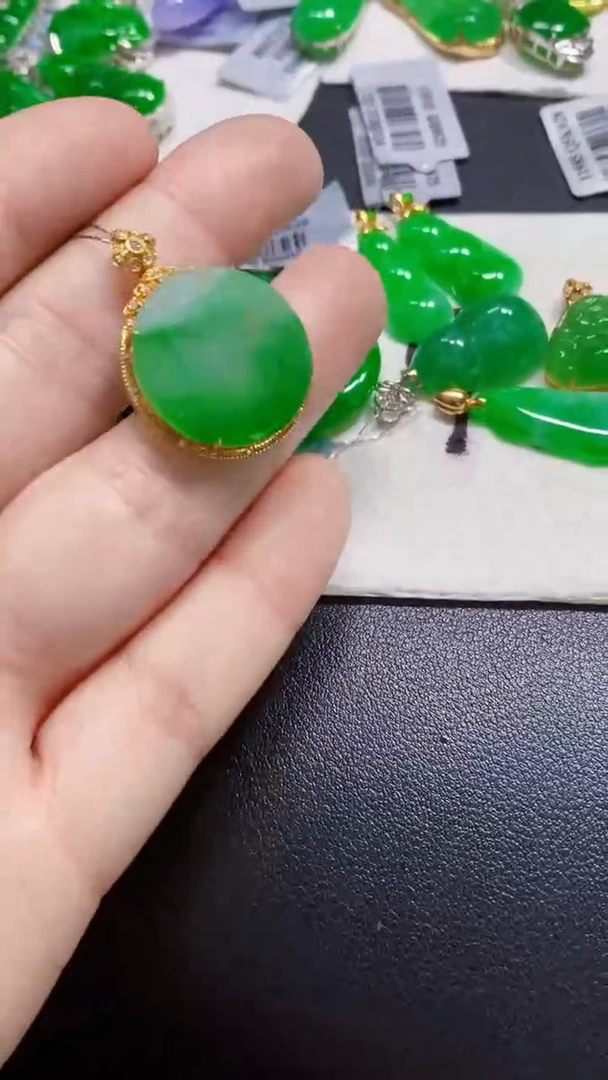 颈饰18K金镶嵌翡翠圆牌