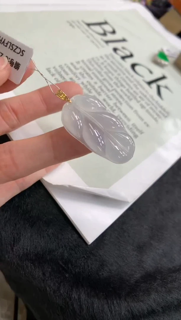 翡翠18K金镶嵌颈饰叶子
