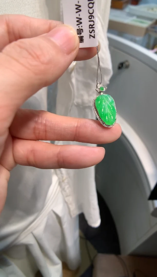 颈饰18K金镶嵌翡翠叶子