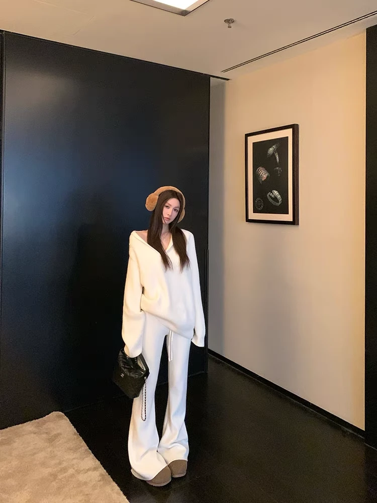 冬季新款软糯套装针织V领上衣慵懒设计感毛衣+休闲裤白色两件套女