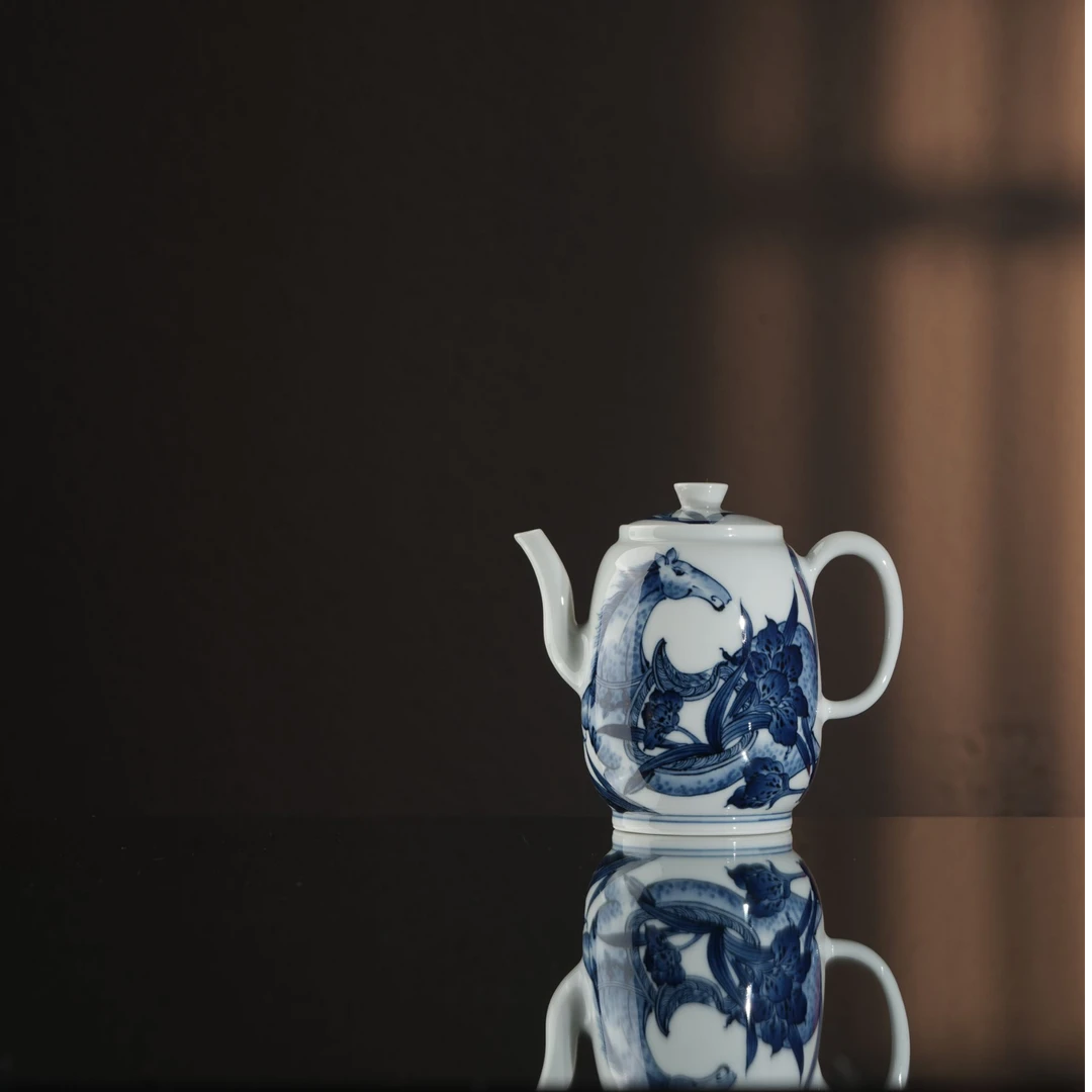 雨后湛蓝白地度春风鸢尾花骏马壶陶瓷泡茶壶容量180直径11.5高10
