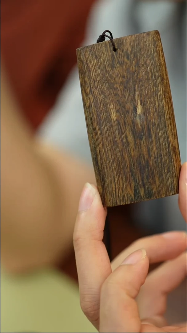 沉香手串无事牌乌身23g+