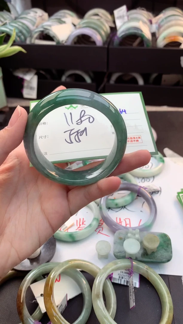 定制翡翠未镶嵌毛货需精细抛光+多人