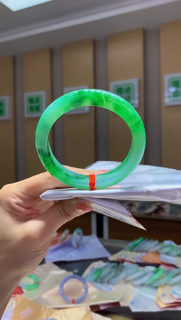 翡翠手镯未镶嵌- Q263圈口58.6总价42万拆单2万