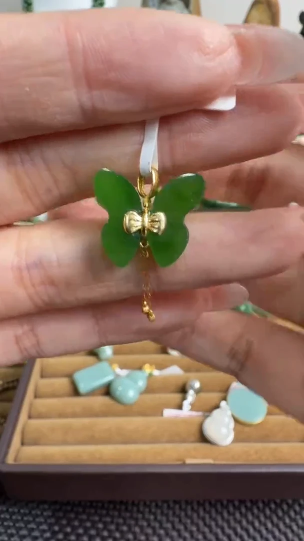 颈饰18K金镶嵌和田玉挂件