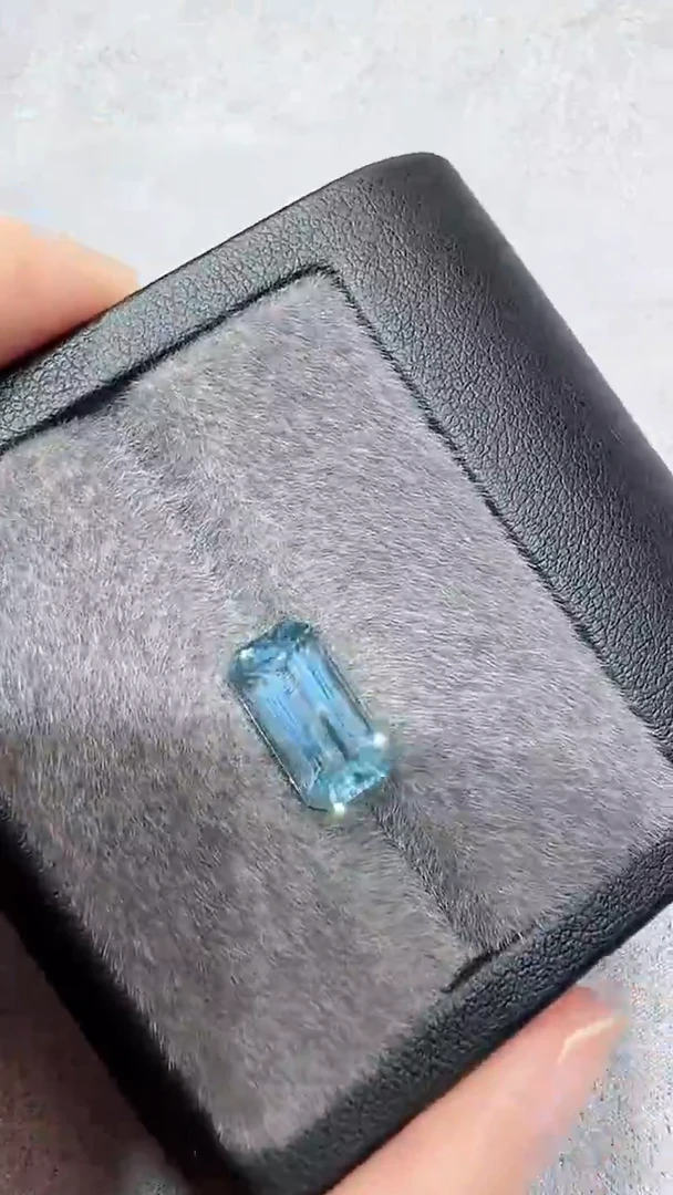 未镶嵌笔搁海蓝宝石2.99克拉圣玛利亚色大证