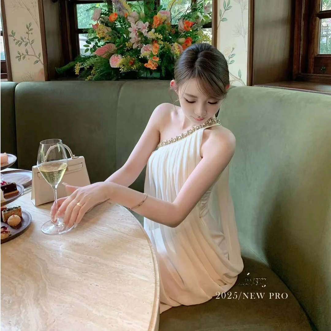 2025夏季新款法式ins性感宽松名媛设计感重工镶钻斜肩连衣短裙女