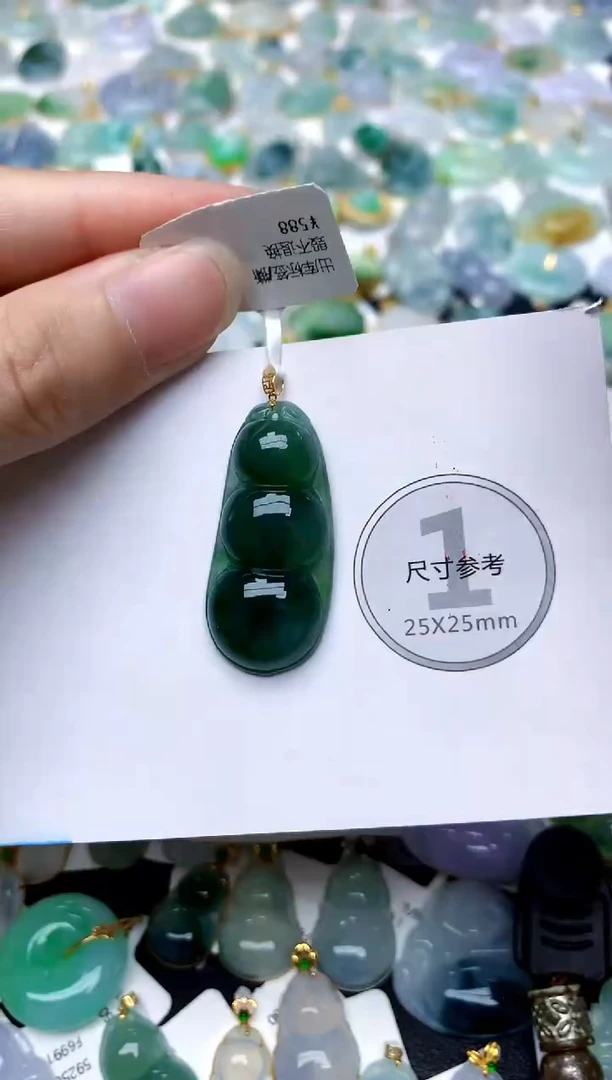 颈饰18K金镶嵌翡翠天然A货翡翠