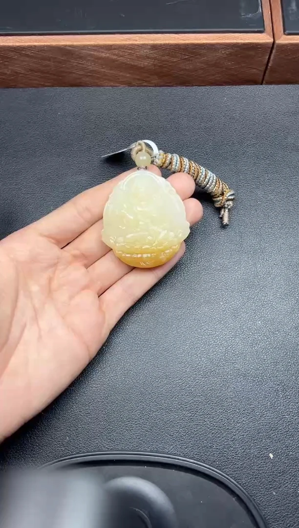 吊坠(赠链)未镶嵌和田玉且末金山微色差吊坠