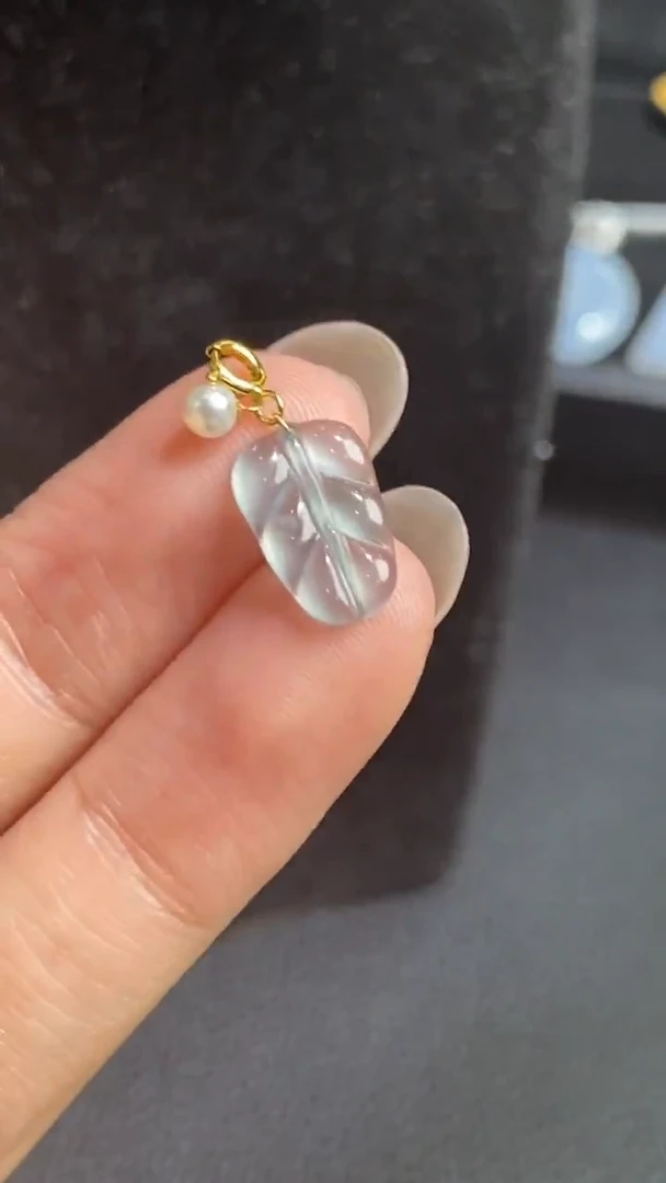 翡翠18K金镶嵌颈饰吊坠