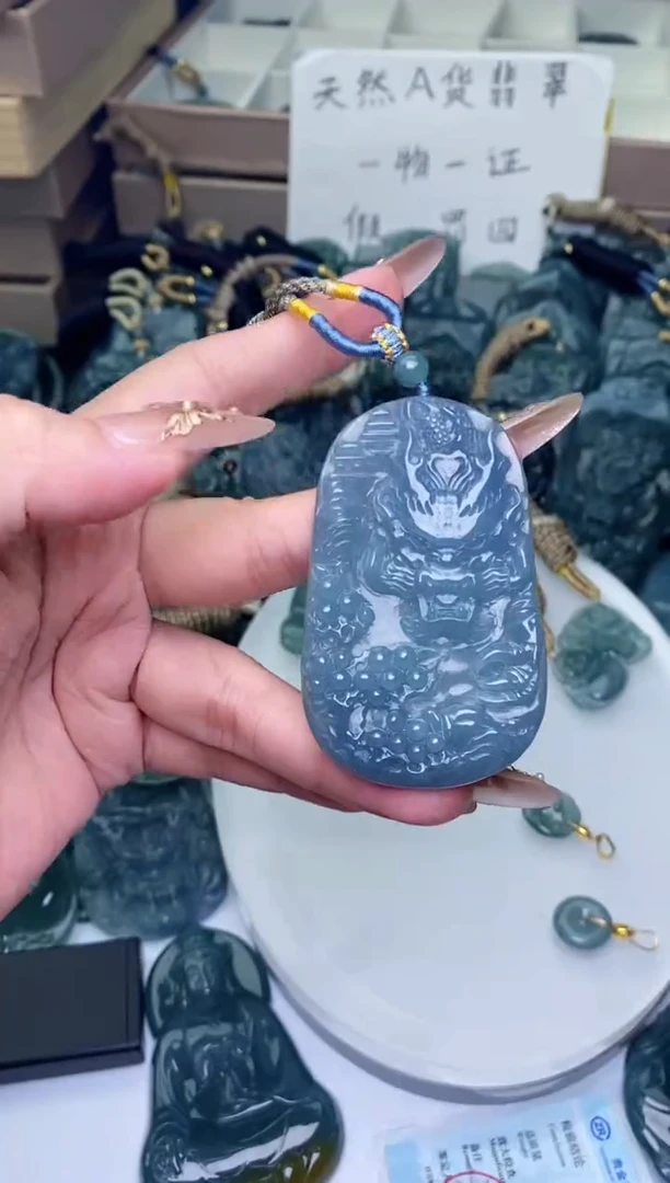 颈饰未镶嵌翡翠