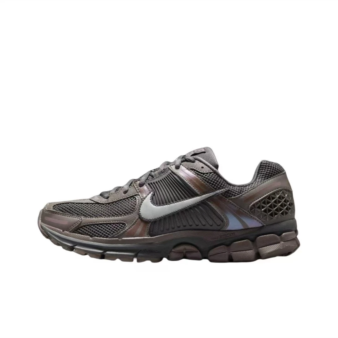 【夏日户外】NIKE耐克男子NIKE ZOOM VOMERO 5透气休闲鞋HF5493-201