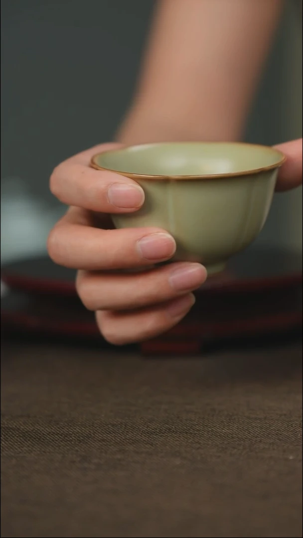 粉青 花口杯 带底款