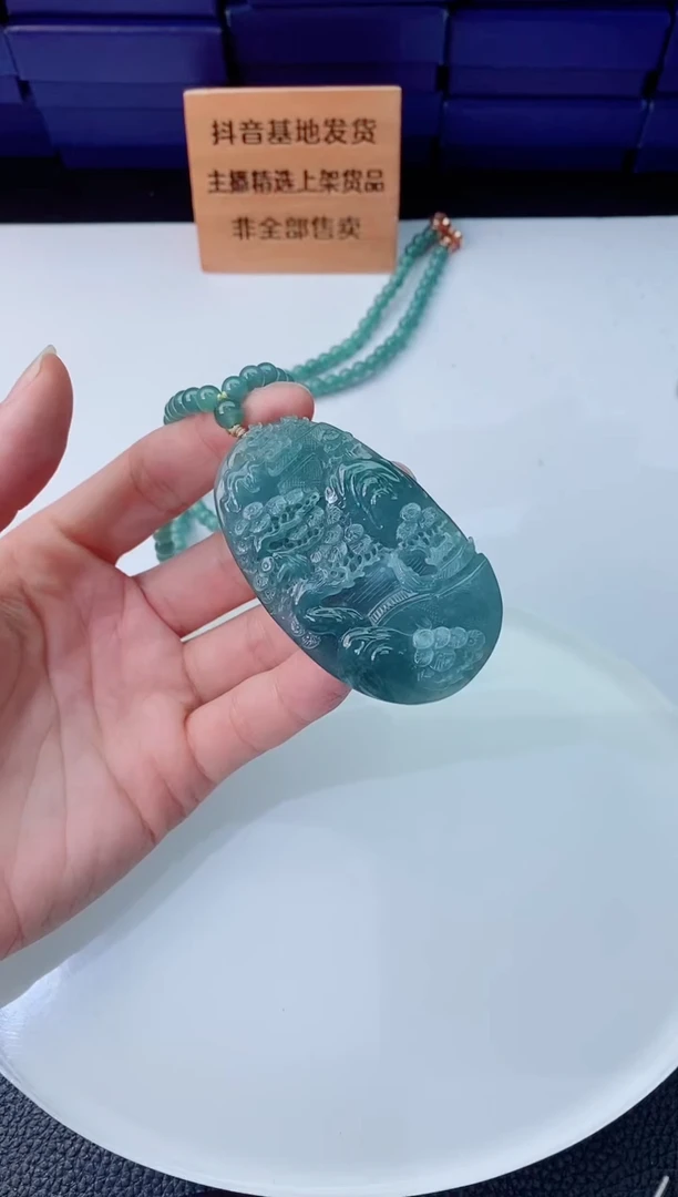 翡翠未镶嵌颈饰  `