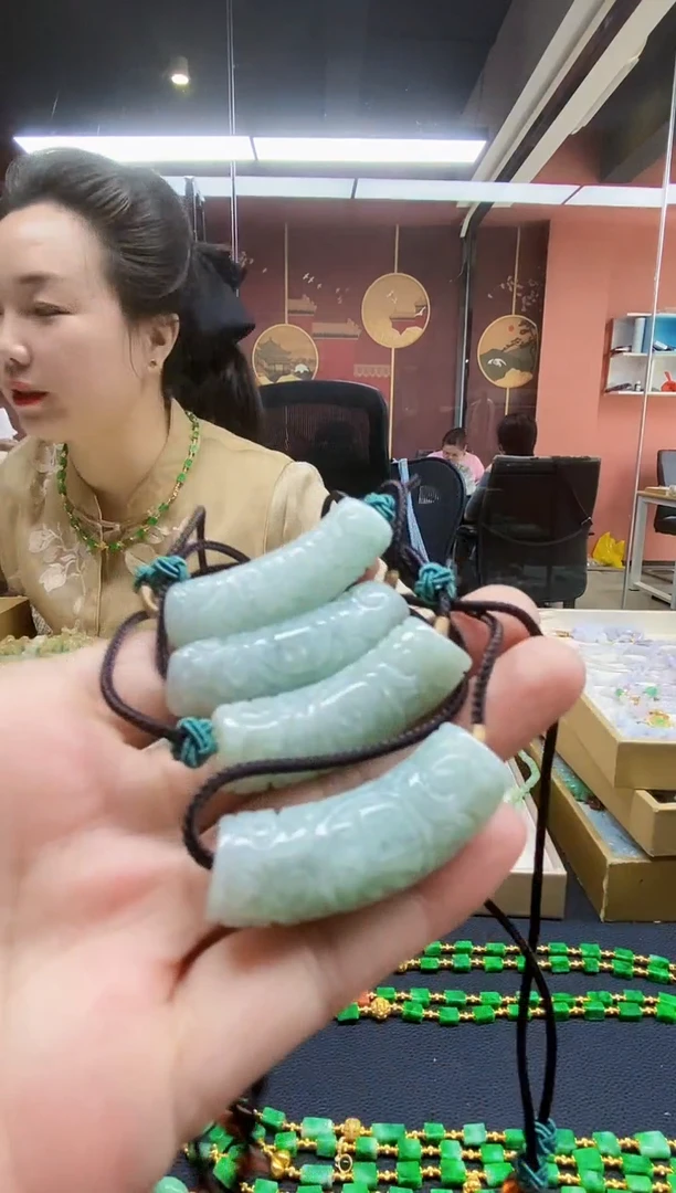 颈饰未镶嵌翡翠吊坠