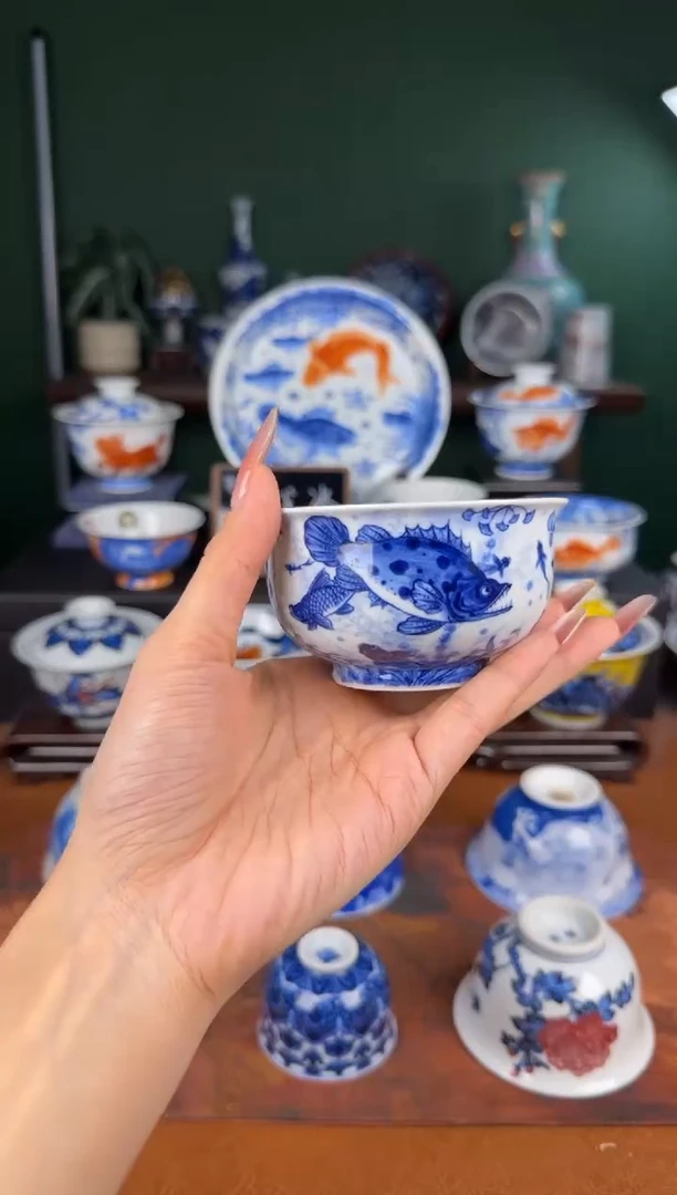 杯水造。青花满绘鱼藻。 炉式杯