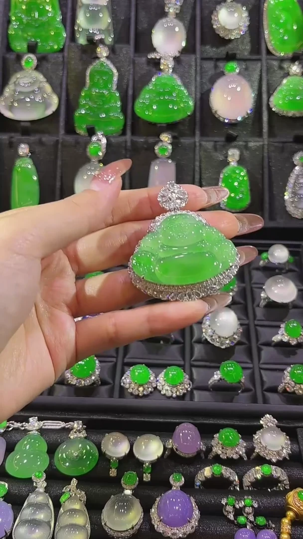 颈饰18K金镶嵌翡翠吊坠