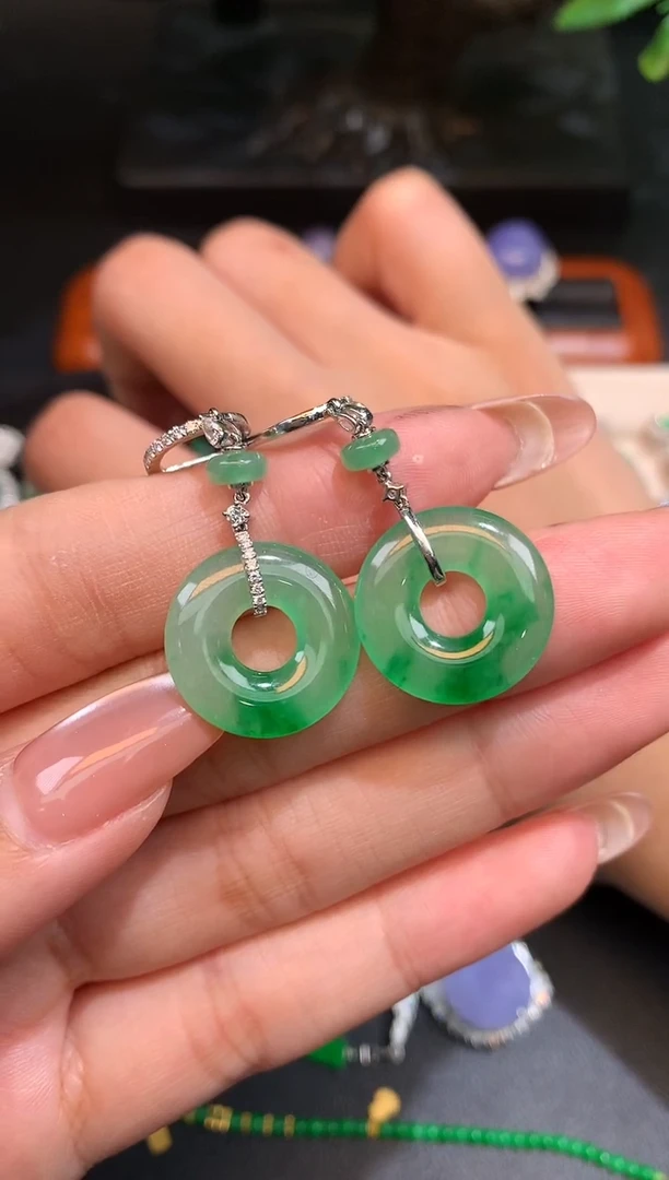 18K金镶嵌翡翠耳饰耳包