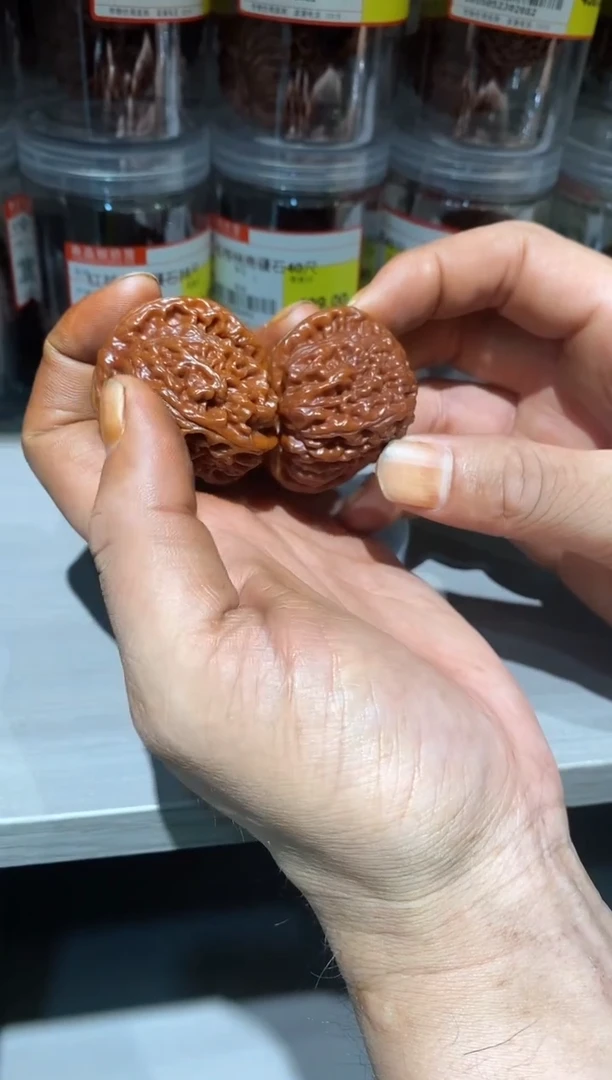 文玩核桃把件货架上红核桃南疆石尺寸随机