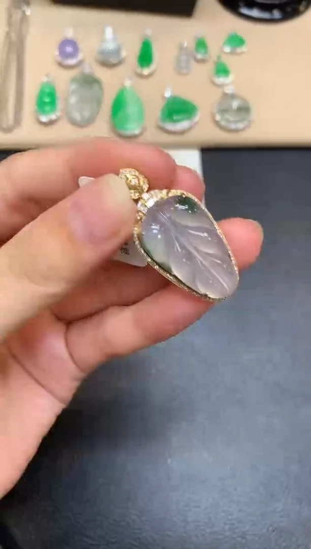 颈饰18K金镶嵌翡翠树叶【无服务费