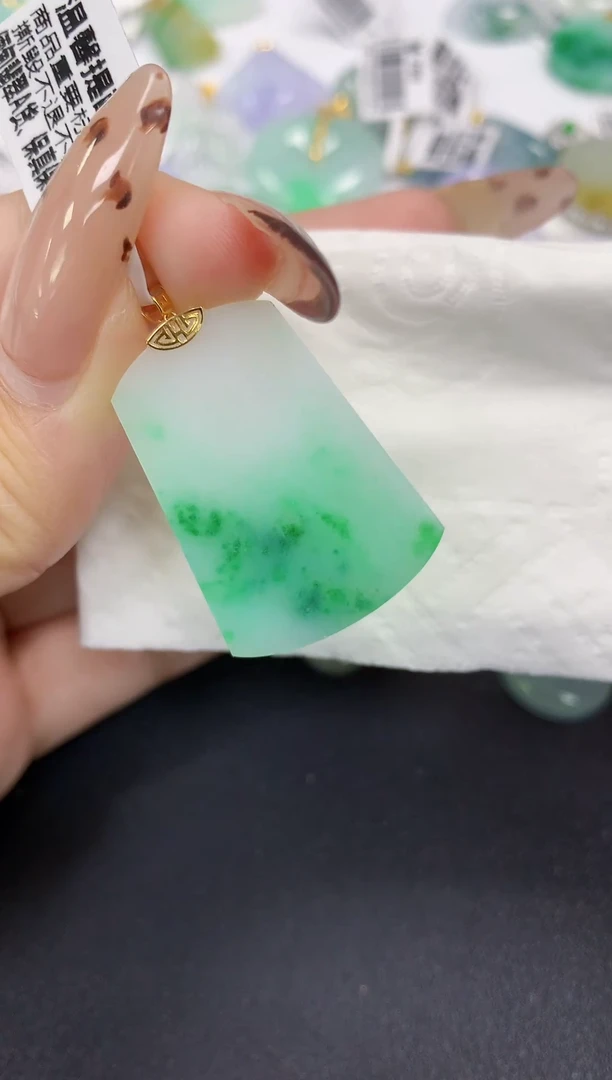 颈饰18K金镶嵌翡翠a货假一赔三支持复检百元上9元证书费自理