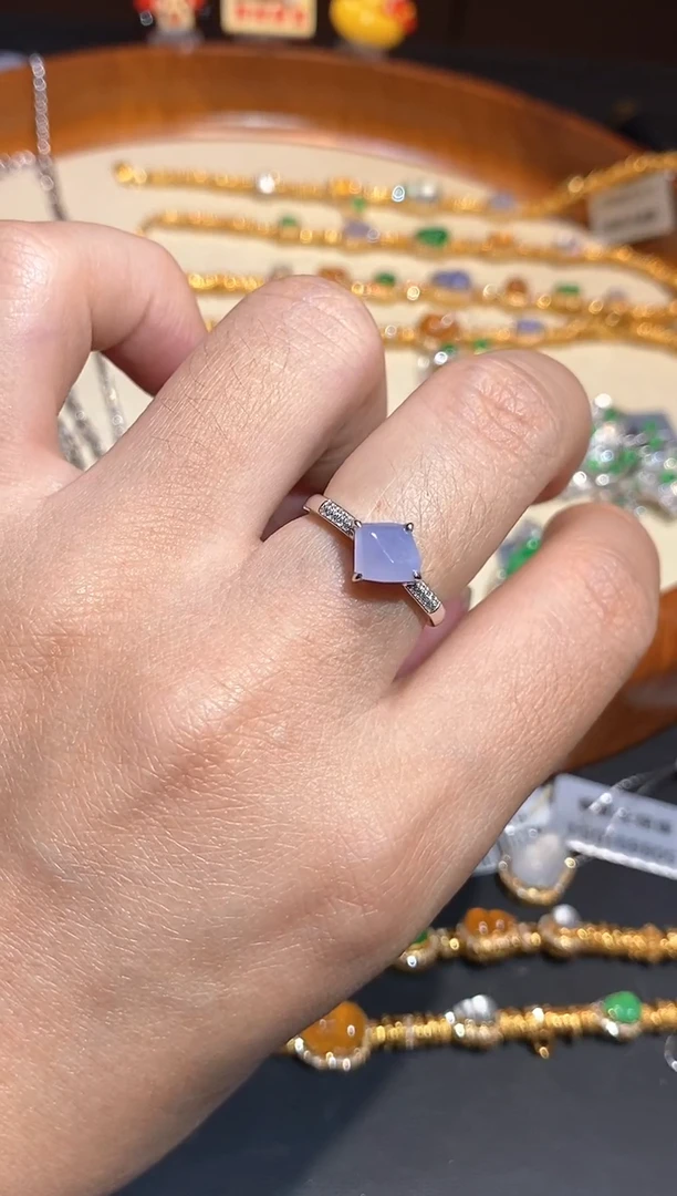 颈饰18K金镶嵌翡翠戒指