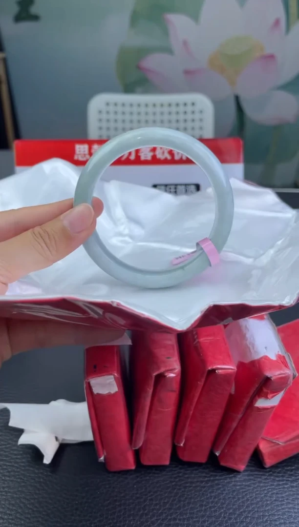 翡翠手镯未镶嵌1翡翠手镯（微瑕）