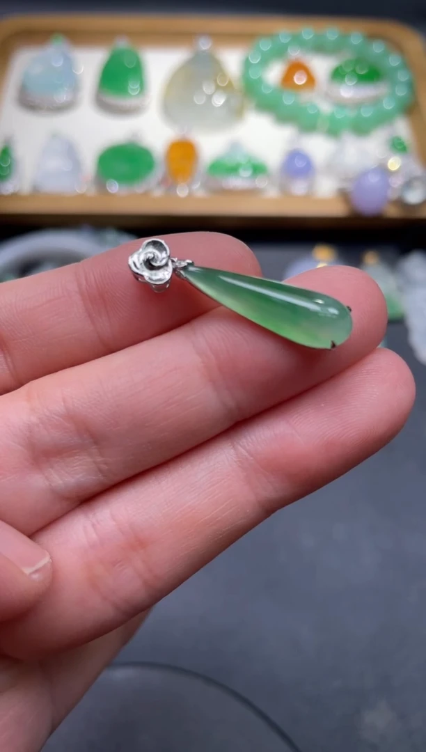 翡翠18K金镶嵌颈饰28.......