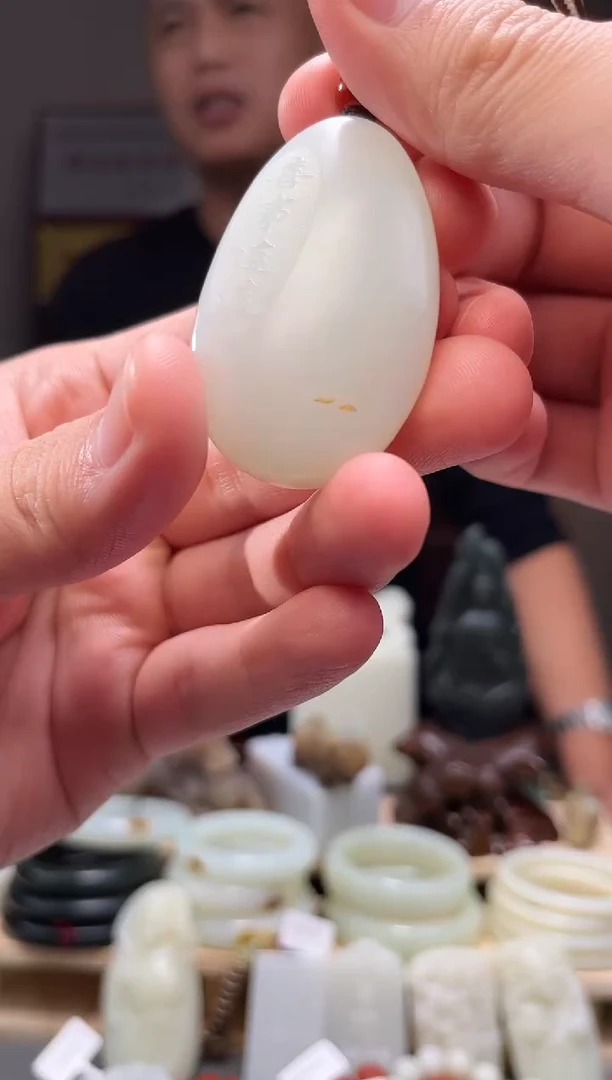 颈饰未镶嵌和田玉吊坠