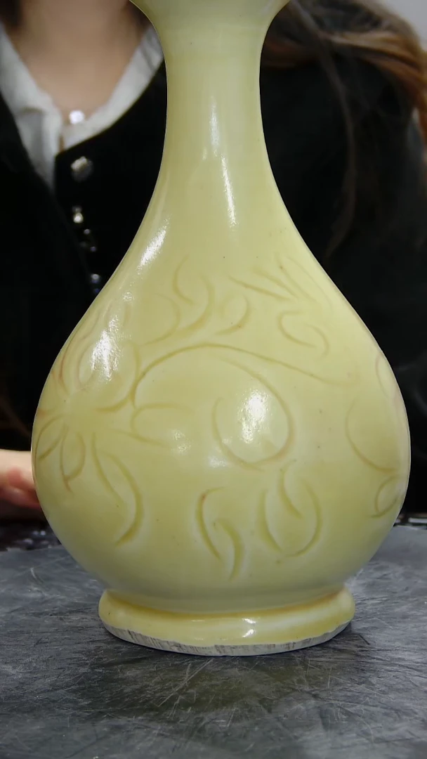 瓶黄釉暗刻花卉纹玉壶春瓶#1243#