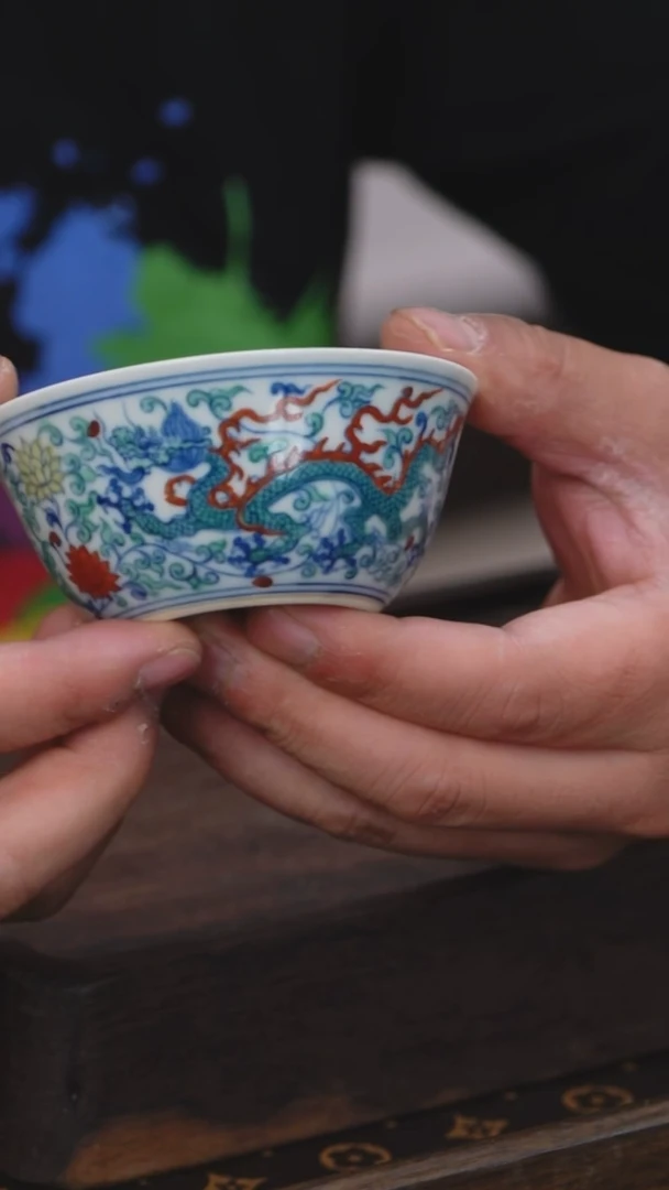斗彩龙纹鸡心杯1