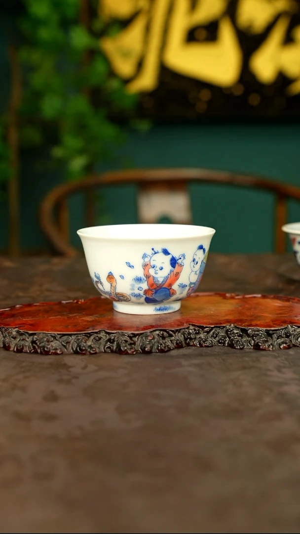 釉下五彩童子主人杯