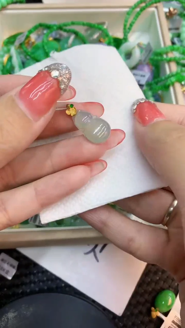 颈饰18K金镶嵌翡翠1