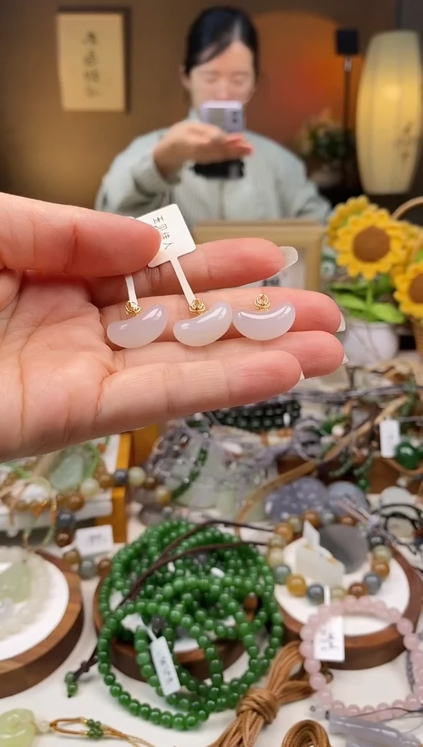 颈饰18K金镶嵌和田玉白玉腰果吊坠多样性发一