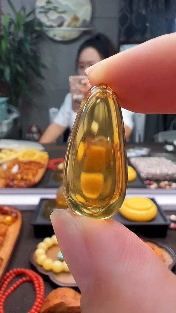 未镶嵌颈饰蜜蜡蜜蜡蓝珀水滴吊坠